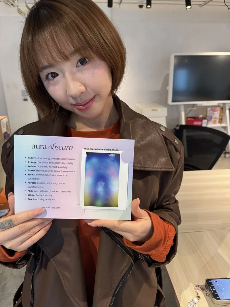 guest holding her aura keepsake card